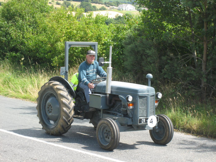 ../Images/Fr. Murphy Vintage Tractor Run 2006--20.JPG